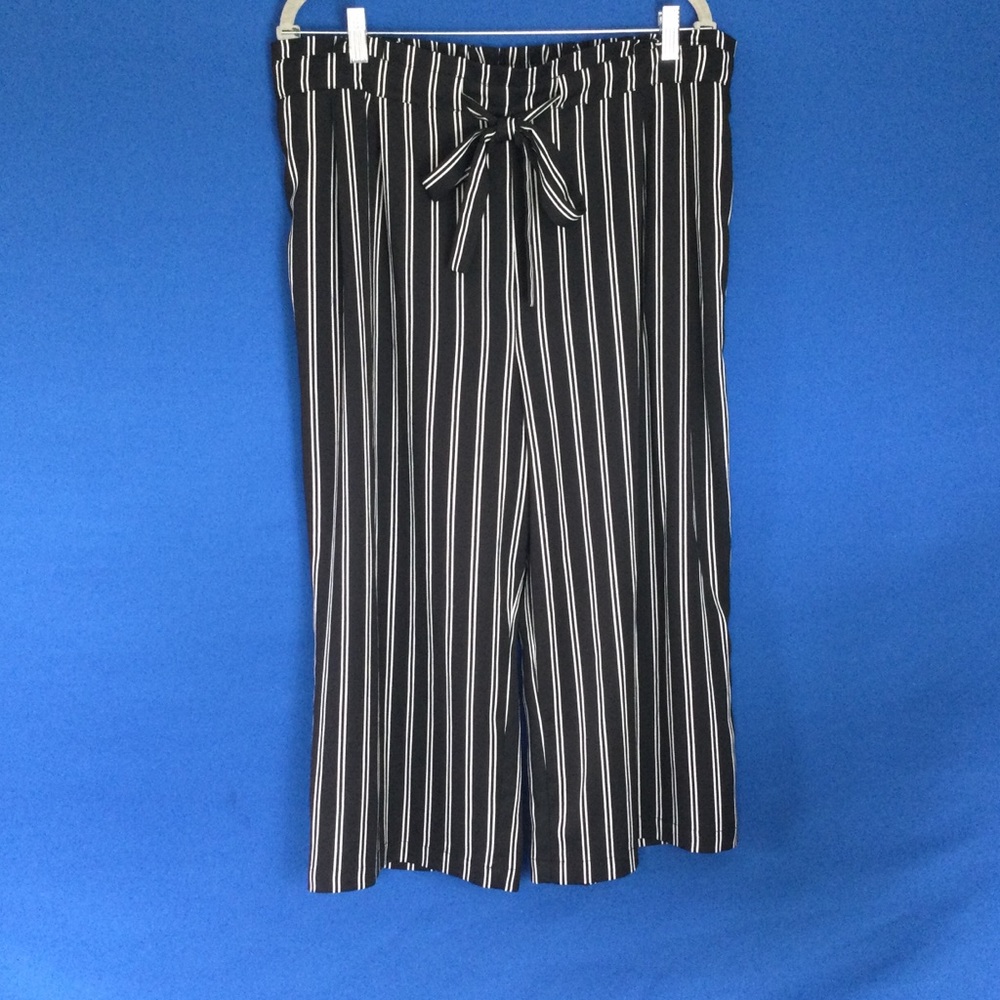 DR2 Cropped Pants 1X Wide Leg Striped Black and White